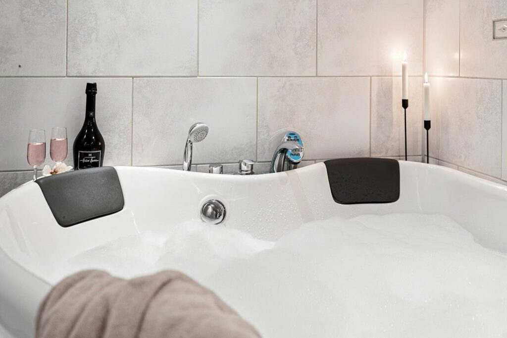 Luxury bathtub for two with wine. Choosing a bathtub with Plumbnetix, plumbers Thames